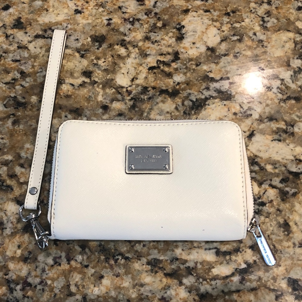 MICHAEL KORS LEATHER ZIP AROUND WRISTLET